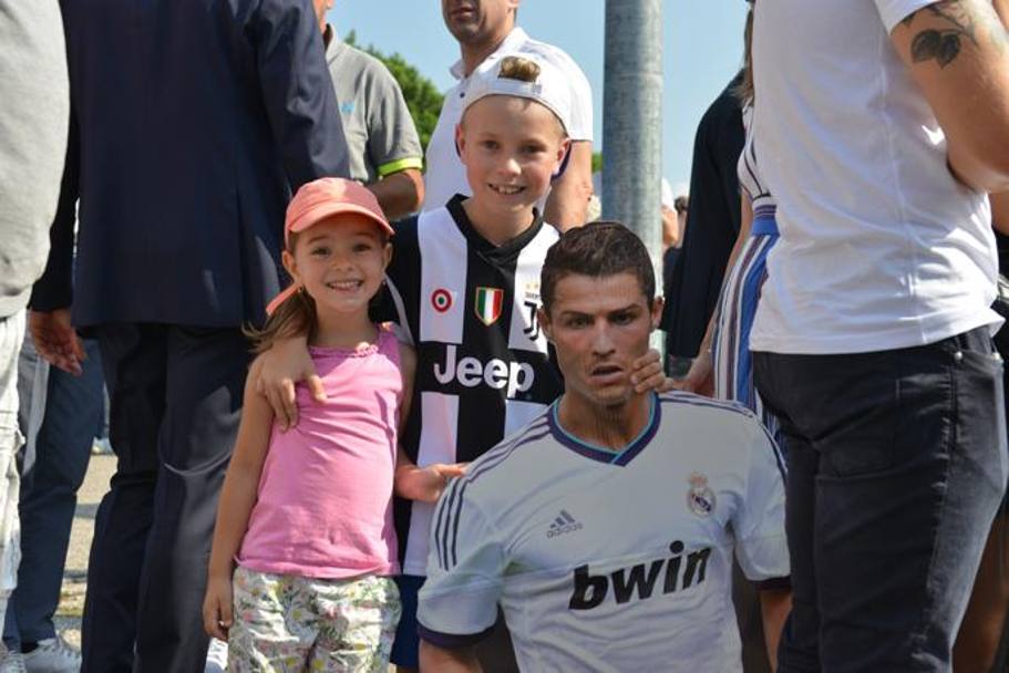 Alcuni bambini con il cartonato di Cristiano Ronaldo LAPRESSE